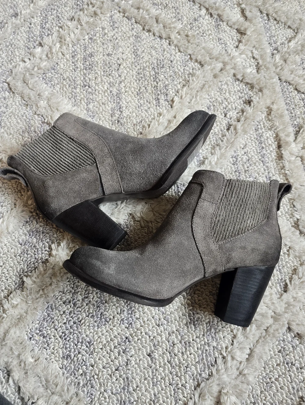 UGG Cobie II Chelsea Booties Size 8.5 Gray Suede Block Heel